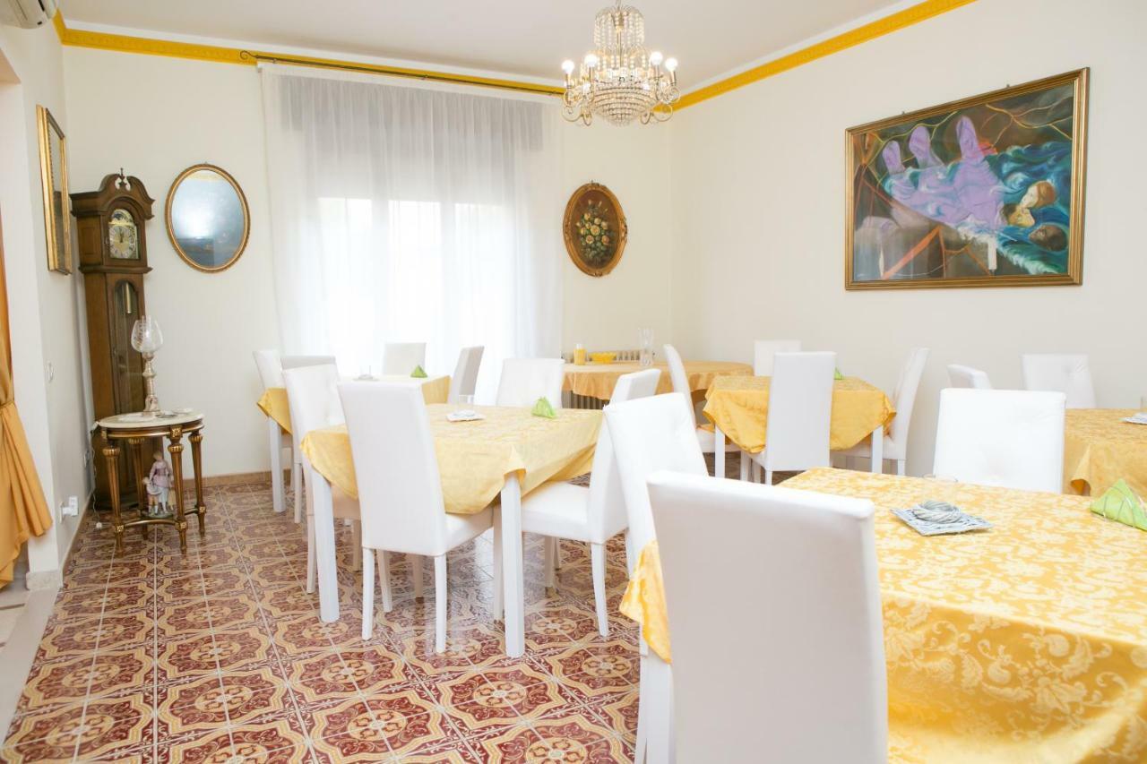 Affitta Camere The Queen Испика Екстериор снимка