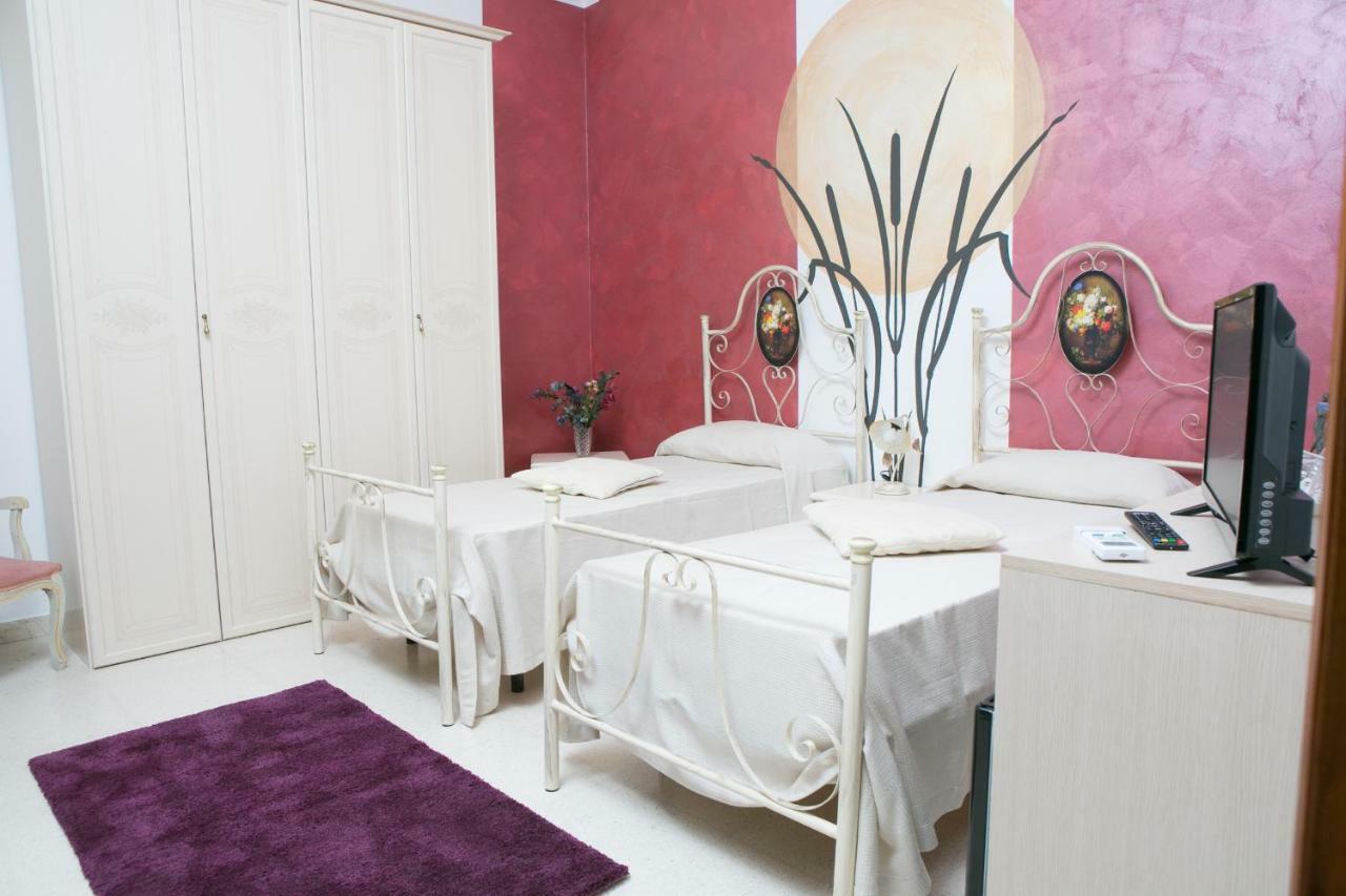 Affitta Camere The Queen Испика Екстериор снимка